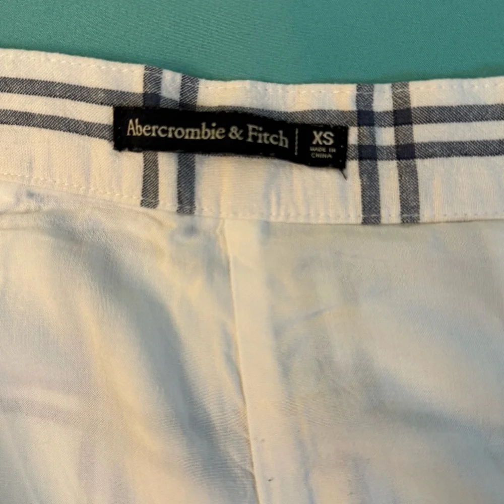 Abercrombie & Fitch chic white